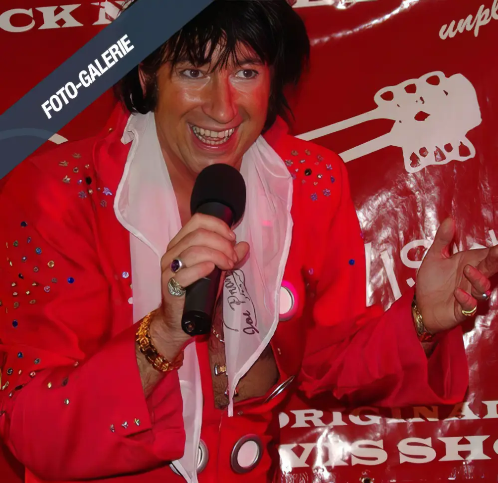 Joe Prommer in rotem Bühnen-Outfit
